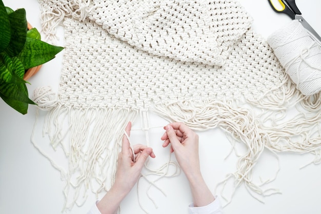 Ręce trzymające haftowany fragment